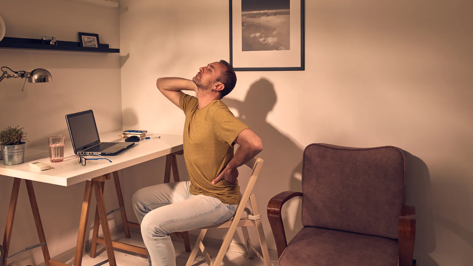 10 Cara Mencegah Otot Kaku Setelah Duduk Lama